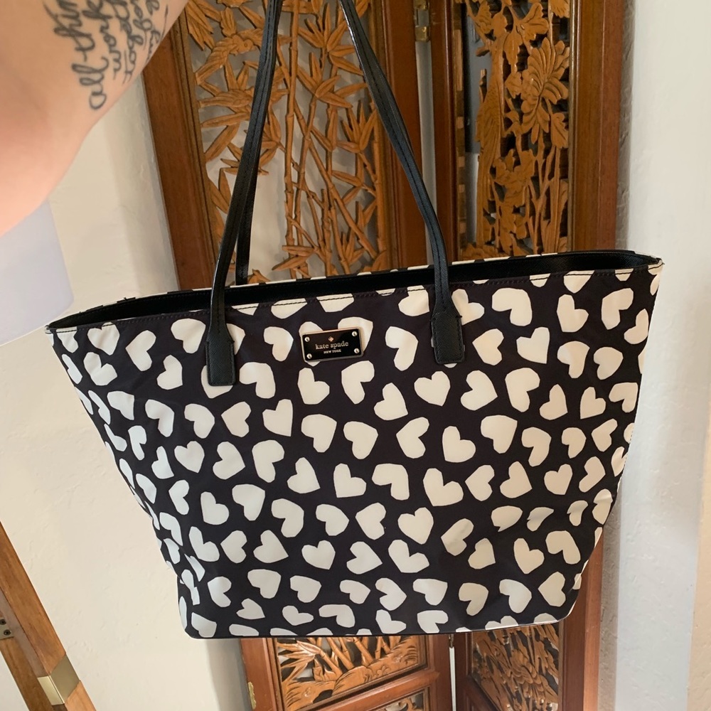 KATE SPADE TOTE - Black and White Hearts
